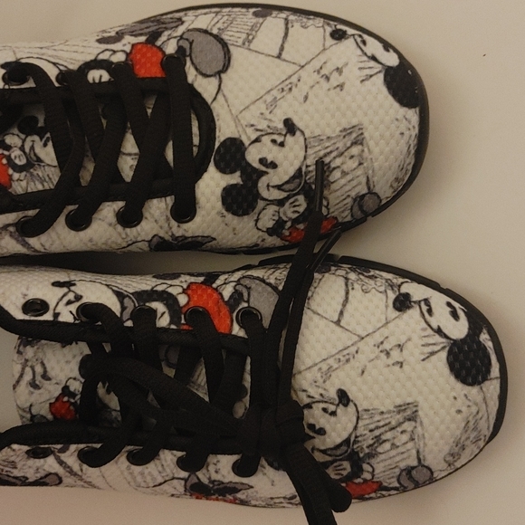 Mickey mouse shoes - Picture 3 of 5